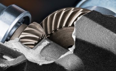 Yan öğütücü motorunun çatlamış yuvasının içindeki dişli tekerleklerin yakın çekimi. Çelik teçhizat mekanizması siyah arka plandaki kırık kutuda. Hasarlı alüminyum kutusundaki metal parçalar. Tamir et. Makine oluşturma.