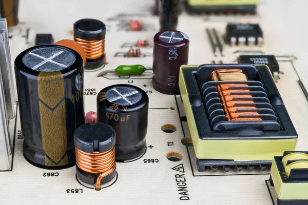 Componentes Eletrônicos Detalhe Placa Circuito Impresso Close Capacitores Indutores Transformador — Fotografia de Stock