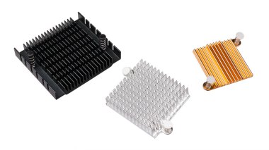 Beyaz arka planda izole edilmiş üç adet kutsanmış alüminyum metal lavabo. Bilgisayar ve elektronik cihazların atık ısısını entegre devreler, yonga setleri veya grafik kartları olarak kaldırmak için soğutucuların kapatılması.