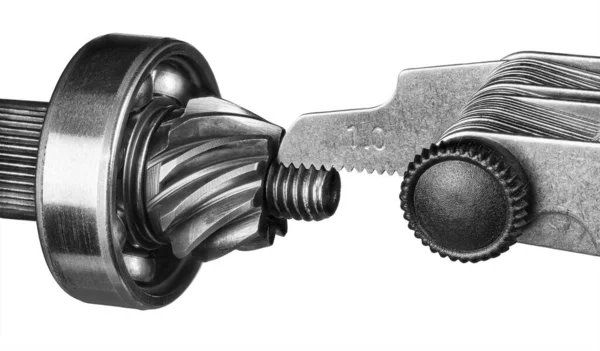 Primer Plano Medición Del Ancho Rosca Piñón Rueda Engranaje Aislado —  Fotos de Stock