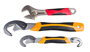Beyaz arka planda izole edilmiş vida ve vida sıkmak için metal el aletleri seti. Kırmızı saplı ayarlanabilir İngiliz anahtarı ve sarı saplı iki otomatik ayarlayıcı..