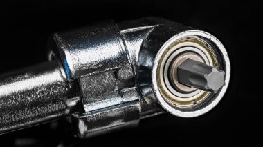 Tornavidanın metal hexalobular ucu siyah zemin üzerinde dik açı başı ile değiştirilebilir. Top bilyesiyle Chuck 'ta bir çelik yıldız ısırdı. Torx artı vida sürücü tipi. Ahşap işçiliği için elektrikli el aracı detayı.