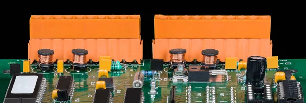 Panoramatický Detail Elektronických Komponentů Zelené Desce Obvodů Černém Pozadí Detailní — Stock fotografie