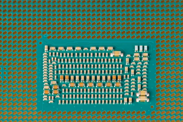 コンピュータマザーボード用の近代的なマイクロプロセッサの詳細 土地グリッドアレイ包装 下部から中央処理装置 電子抵抗とコンデンサの閉鎖 電気工学だ — ストック写真