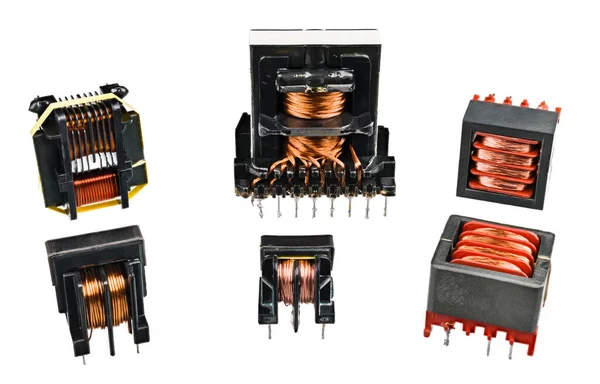 Beyaz arka planda izole edilmiş indüktörlere bakır kabloyla izole edilmiş transformatörler. Elektromanyetik bobinler elektrik devrelerindeki enerjiyi transfer etmek için kullanılıyor. Elektronik endüstrisi bileşenleri.