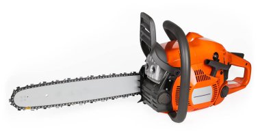 Beyaz arka planda izole edilmiş modern taşınabilir sonsuz elektrikli testere. Gri çelik kılavuz çubuğunda keskin dişler ve siyah saplı turuncu plastik kaplı ahşap testere makinesi..