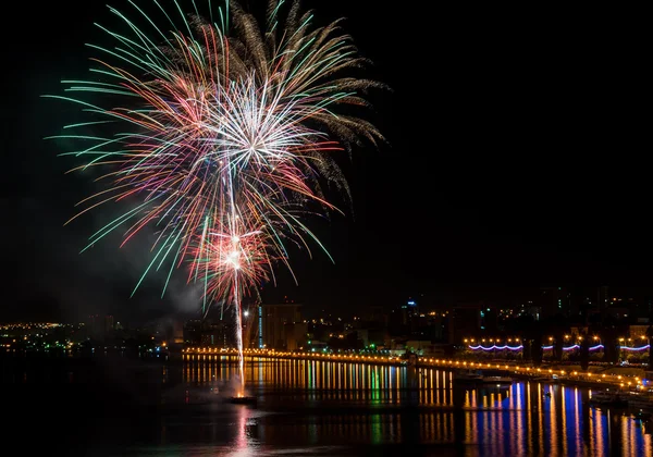 Rıhtımlar üzerinde havai fişek