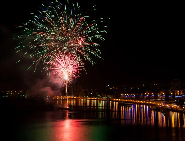 Rıhtımlar üzerinde havai fişek