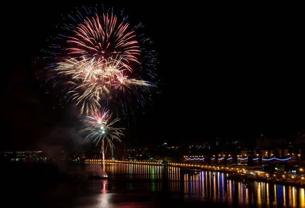 Rıhtımlar üzerinde havai fişek