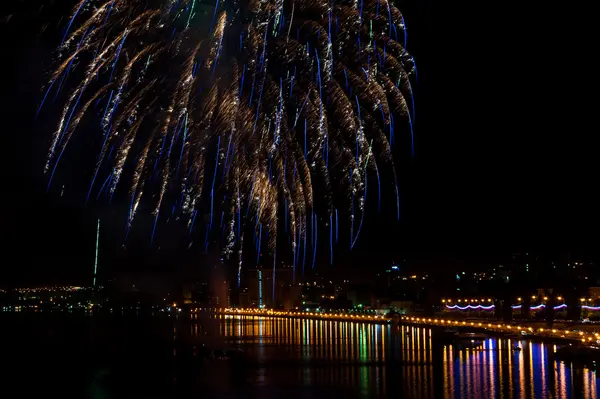 Das Feuerwerk am Wasser — Stockfoto