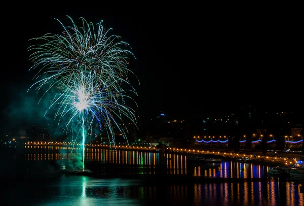 Rıhtımlar üzerinde havai fişek