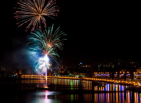 Rıhtımlar üzerinde havai fişek