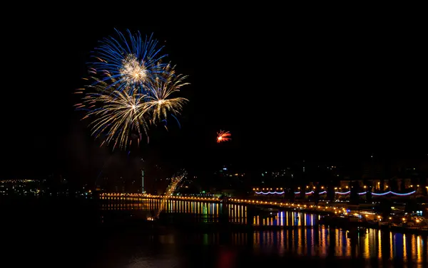Rıhtımlar üzerinde havai fişek