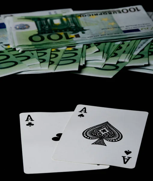 Karty Pokerowe Czarne Asy Czarnym Tle Wieloma 100 Euro Poker — Zdjęcie stockowe