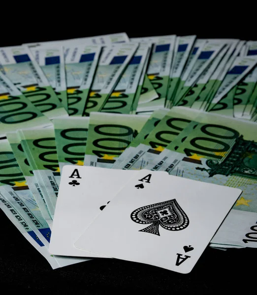 Tarjetas Poker Ases Negros Sobre Fondo Negro Con Mucho Dinero — Foto de Stock