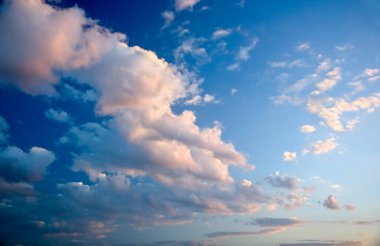 Mavi gökyüzü ve güzel beyaz ve mor bulutlar