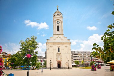 Sırbistan 'ın Smederevo kentindeki ana meydanda Ortodoks Kilisesi