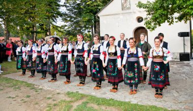 SIROGOJNO, SERBI - 12 Temmuz 2013 'te Sırbistan' ın Sirogojno kentinde Petrovdan festivalinde Folklor dansçıları görülüyor..