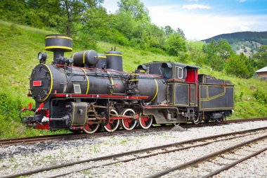 MOKRA GORA, SERBIA-JULY 14 Temmuz 2013: Shargan Eight demiryolunun lokomotifi. Sırbistan 'da, Mokra Gora köyünden Shargan Vitasi istasyonuna kadar uzanan dar bir miras demiryolu..