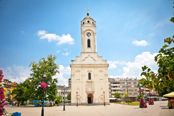 Sırbistan 'ın Smederevo kentindeki ana meydanda Ortodoks Kilisesi
