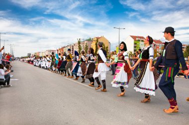 NOVI SAD, SERBIA-OCT 4, 2015: 4 Ekim 'de Guinness Rekorlar Dünyası En Büyük Halk Dansı. 2015 Novi Sad, Sırbistan. 12.000 'den fazla katılımcı aynı anda bir Kolo dansı yaparak Guinness Rekoru' nu kırdı.