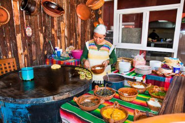 Teotihuacan, Meksika - 4 Aralık 2015: Teotihuacan'da Meksika restoran şefi, 4 Aralık 2015 tarihinde Meksika. Meksika yemekleri egzotik tatlar ve güçlü baharat kullanımı için iyi bilinir.