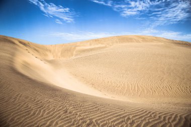 Çölde kum tepeleri doğa arka planında