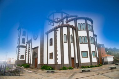 Firgas 'taki Paseo de Gran Kanaryası' nda şelale şelalesi. Büyük Kanarya, İspanya.