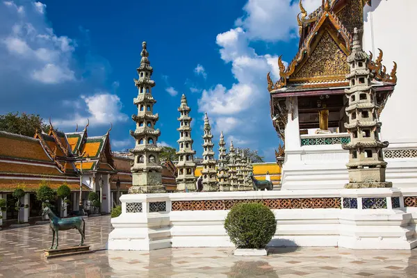 Wat Suep Thep Wararam, Tayland 'ın Bangkok şehrinde bir Budist tapınağıdır.