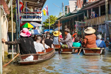 Ratchaburi, Tayland - 21 Ocak 2016: Damnoen Saduak, Tayland 'da 21 Ocak 2016 tarihinde yüzen piyasalar. Yakın zamana kadar, ana ticaret biçimi, şimdi daha çok turistik bir ilgi odağı..