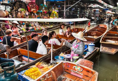 RATCHABURI, THAILAND - JAN 21, 2016 : Floating markets on Jan 21, 2016 in Damnoen Saduak,Ratchaburi Province, Thailand. Until recently, the main form of trade, now mostly a tourist attraction. clipart