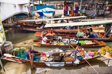 Ratchaburi, Tayland - 21 Ocak 2016: Damnoen Saduak, Tayland 'da 21 Ocak 2016 tarihinde yüzen piyasalar. Yakın zamana kadar, ana ticaret biçimi, şimdi daha çok turistik bir ilgi odağı..