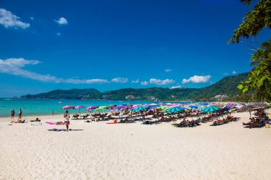 Phuket, Tayland - 23 Ocak 2016: Patong plajında 23 Ocak 2016 'da Phuket, Tayland' da turist kalabalığı. Phuket, plajlarıyla ünlü popüler bir yerdir..