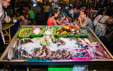 PHUKET, THAILNAD-JAN 23, 2016: Taze karides, kabuk, yengeç ve balık Phuket 'te bir umumi sokak restoranında, 23 Ocak 2016 Tayland.