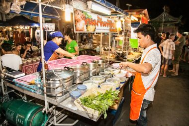 PHUKET, THAILNAD-JAN 23, 2016: 23 Ocak 2016 'da hafta sonu pazarında Tayland gıda tezgahı. Phuket, Tayland.