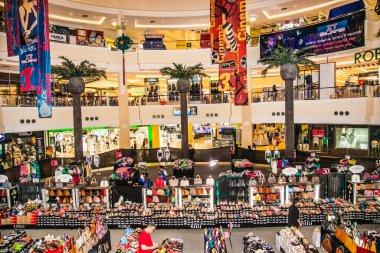 Phuket, Tayland - 23 Ocak 2016: Patong sahilindeki Jungceylon alışveriş merkezi 23 Ocak 2016 'da Phuket Tayland' da. Jungceylon alışveriş merkezi Patong 'da ünlü ve en büyük alışveriş merkezidir..