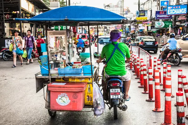PHUKET, THAILNAD-JAN 24, 2016: 24 Ocak 2016 'da Patong' da motosikletli gıda satıcısı. Tayland.