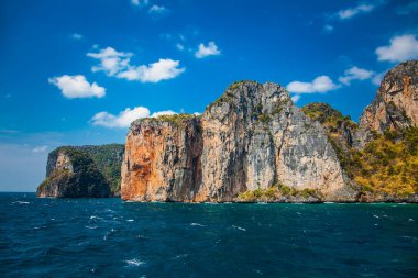 Kayalıklar ve Phi Phi adaları yakınlarındaki açık deniz, Tayland
