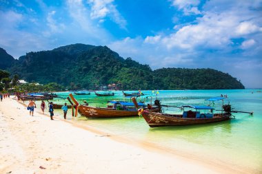 PHI PHI, THAILNAND-JAN 26, 2016: 26 Ocak 2016, Tayland 'da Ko Phi adasındaki Ton Sai körfezinde tekneler.