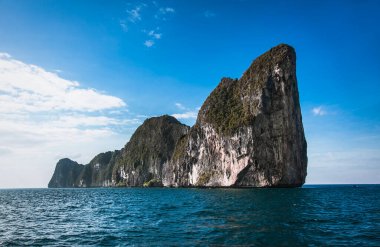 Kayalıklar ve açık deniz Tayland 'daki Phi Phi adalarına çok yakın..