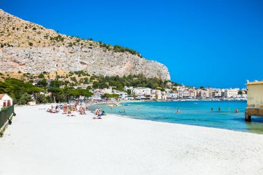 Palermo, Sicilya 'daki Mondello beyaz kumsalı. İtalya.