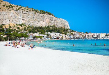 Palermo, Sicilya 'daki Mondello beyaz kumsalı. İtalya.