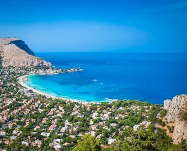 Palermo, Sicilya 'daki Mondello beyaz kumlu plajında panoramik manzara. İtalya.