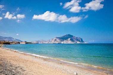 Palermo, Sicilya, İtalya sahilinde ve limanında panoramik manzara.