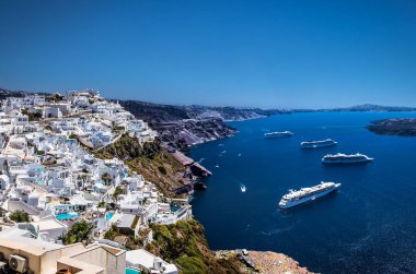 Yunanistan 'ın Santorini adasındaki Thira' da yolcu gemileri