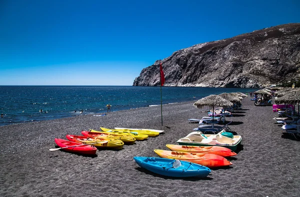 Praia Preta Kamari Santorini Grécia — Fotografia de Stock