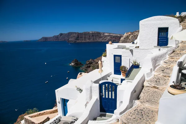 Porte Blu Nel Villaggio Oia Giorno Soleggiato Sull Isola Santorini — Foto Stock
