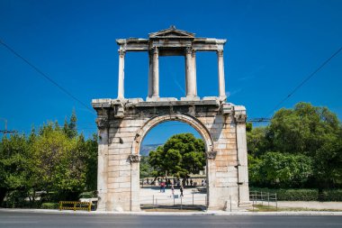 Hadrian veya Hadrian Kapısı, Atina, Yunanistan'ın Arch. Atina'da ana yerlerinden biridir. Ünlü Akropolis Atina'nın uzaktan. Antik Yunan anıtın Atina'da doğal vintage görünümü.