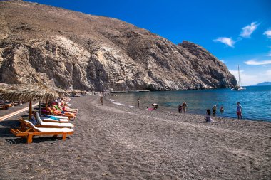  Santorini, Yunanistan... 11 Haziran 2016. Santorini 'deki siyah kumlu plaja izin verin. Yunanistan.