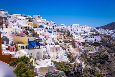 Güneşli bir günde Oia köyünde panoramik manzara, Santorini Adası, Yunanistan